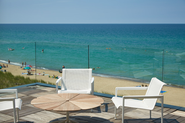 FLIGHT floating stairs and glass railing preserve views