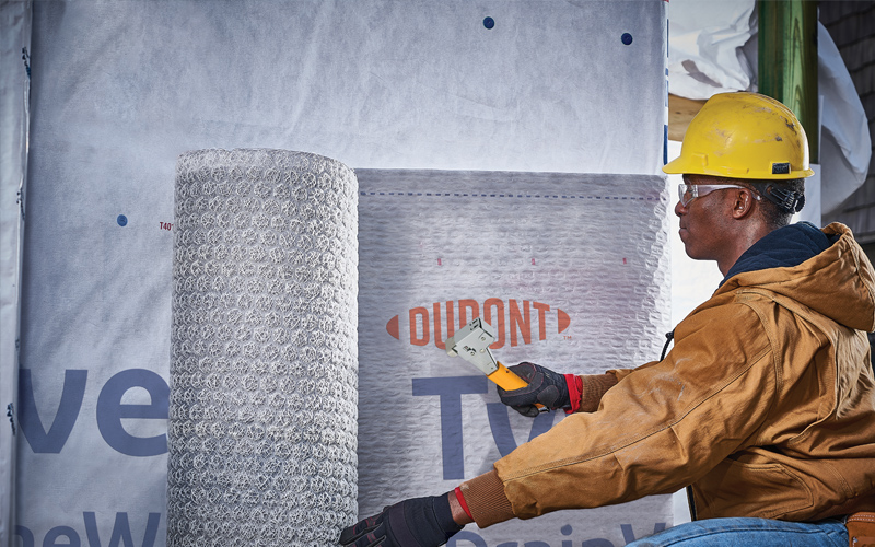 Man installs DuPont™ Tyvek® DrainVent™ Rainscreen.