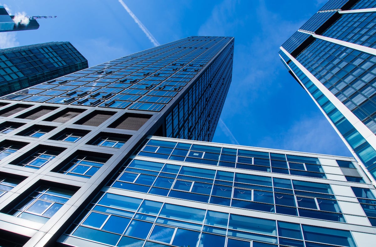 Sky scraper with light-sensitive dynamic glass