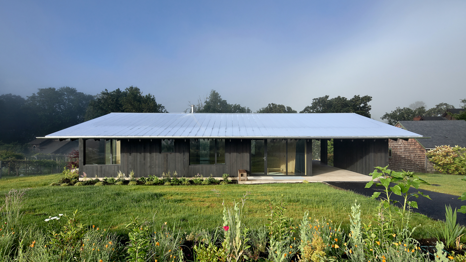 Divine House. North facade in the early morning