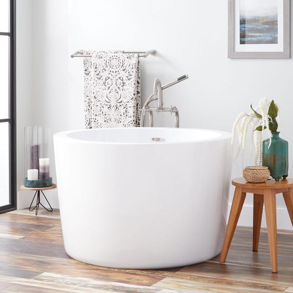 Small soaking bathtub