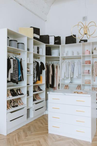 Islands in closets are a 2023 closet design trends 