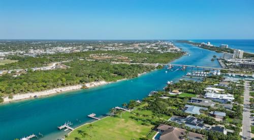 Homes built along the waterfront in Florida