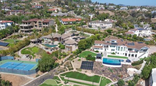 Mansions in California neighborhood