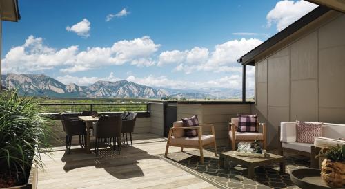 Outdoor living deck