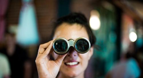 Woman_looking_through_binoculars