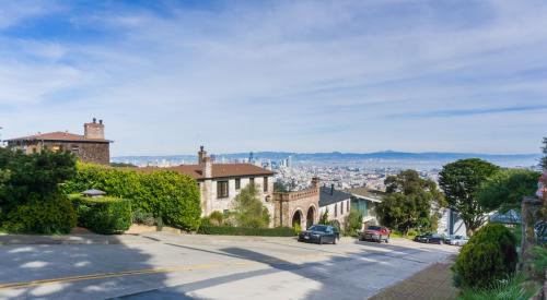 San Francisco houses overlooking bay