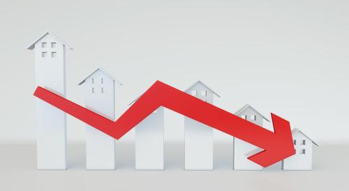 Row of white houses shrinking in size along with declining red arrow