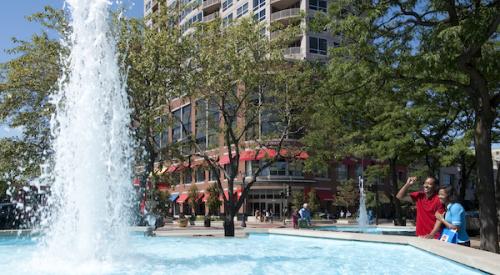 Couple_next_to_water_fountain_downtown_Evanston