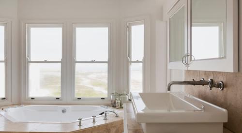 Jacuzzi tub in master bath