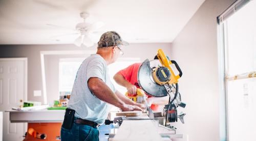 Man_with_circular_saw_table