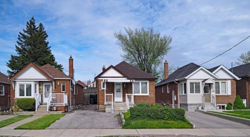 Small neighborhood bungalow style houses